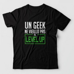 Tee shirt GEEK - Un geek ne vieillit pas, il LEVEL UP